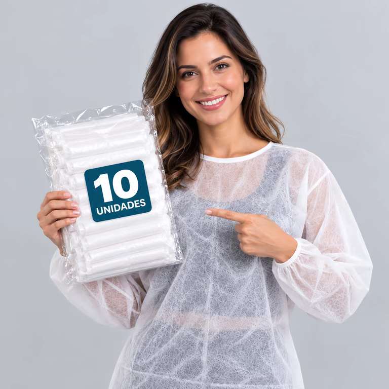 Modelo usando avental descartável TNT e apresentando pacote com 10 unidades